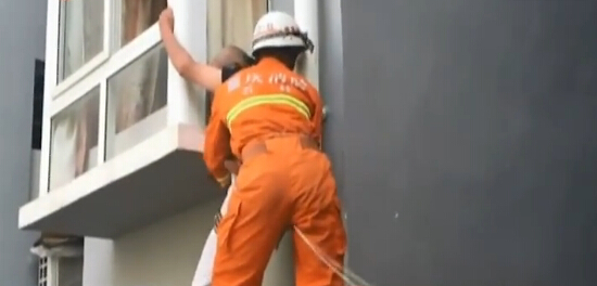 [视频]重庆：七旬老人忘带钥匙 欲翻窗被困空中