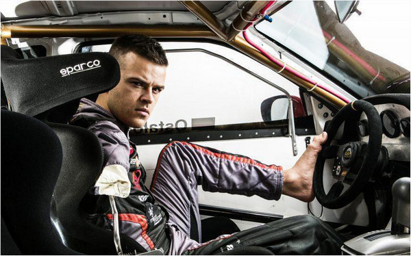 [视频]励志！无臂车手玩漂移 动作熟练技术高