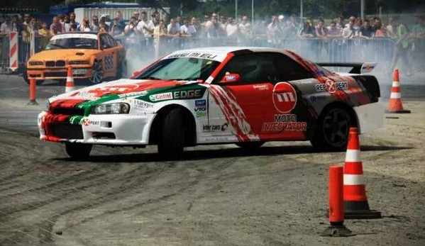 [视频]励志！无臂车手玩漂移 动作熟练技术高