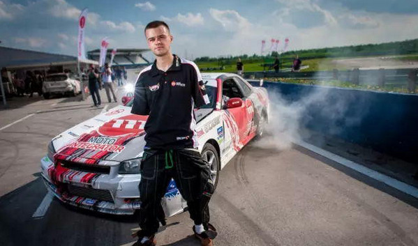 [视频]励志！无臂车手玩漂移 动作熟练技术高