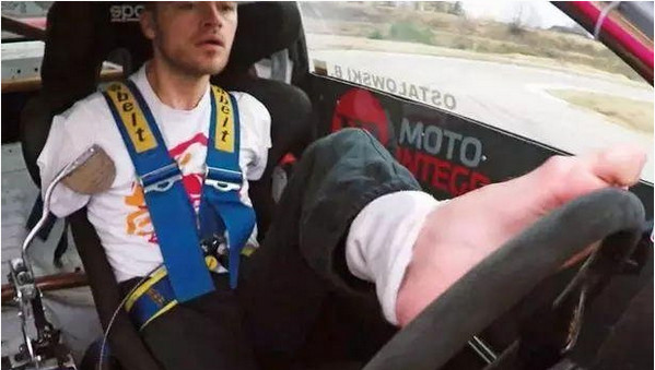 [视频]励志！无臂车手玩漂移 动作熟练技术高