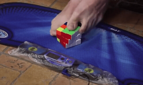 [视频]俄罗斯：脚拧魔方比赛 趣味十足