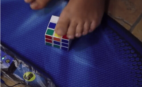 [视频]俄罗斯：脚拧魔方比赛 趣味十足