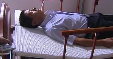 [视频]大学生两年研发“智能保姆床”