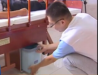 [视频]大学生两年研发“智能保姆床”