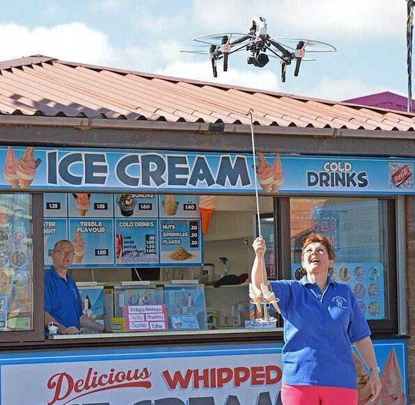 [视频]英国海滩拥挤雪糕店排长队 店主用无人机送货
