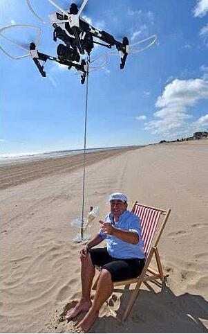 [视频]英国海滩拥挤雪糕店排长队 店主用无人机送货