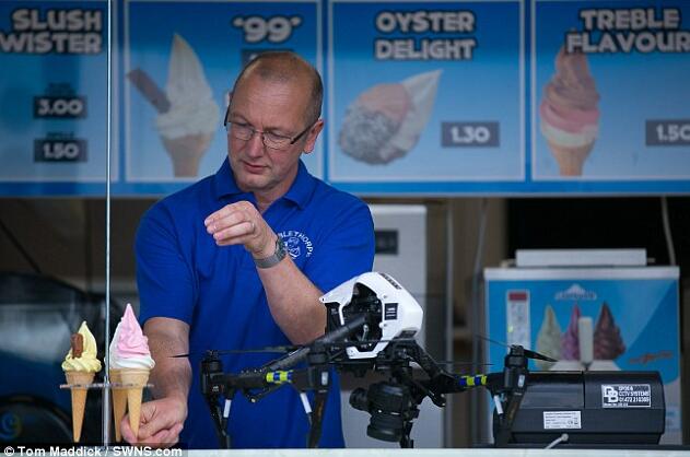 [视频]英国海滩拥挤雪糕店排长队 店主用无人机送货