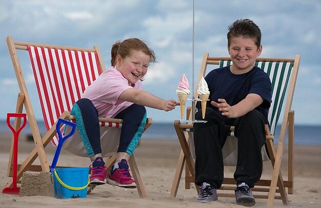 [视频]英国海滩拥挤雪糕店排长队 店主用无人机送货
