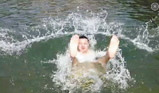 [视频]小伙水库游泳 连人带游泳圈被吸入排水管