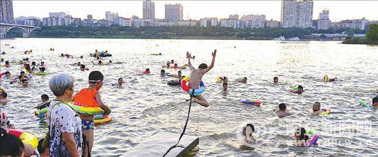 [视频南充：天热图凉快 父母嘉陵江中“溜小孩”]