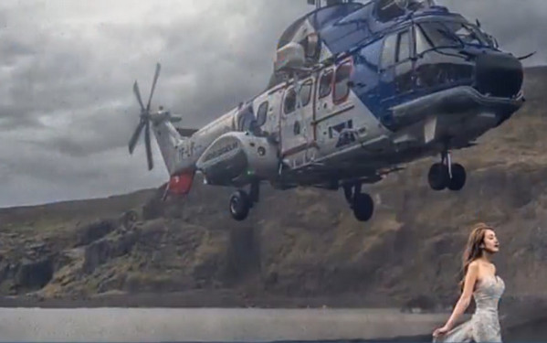 [视频]为拍婚纱照拼了 直升机在头顶悬停