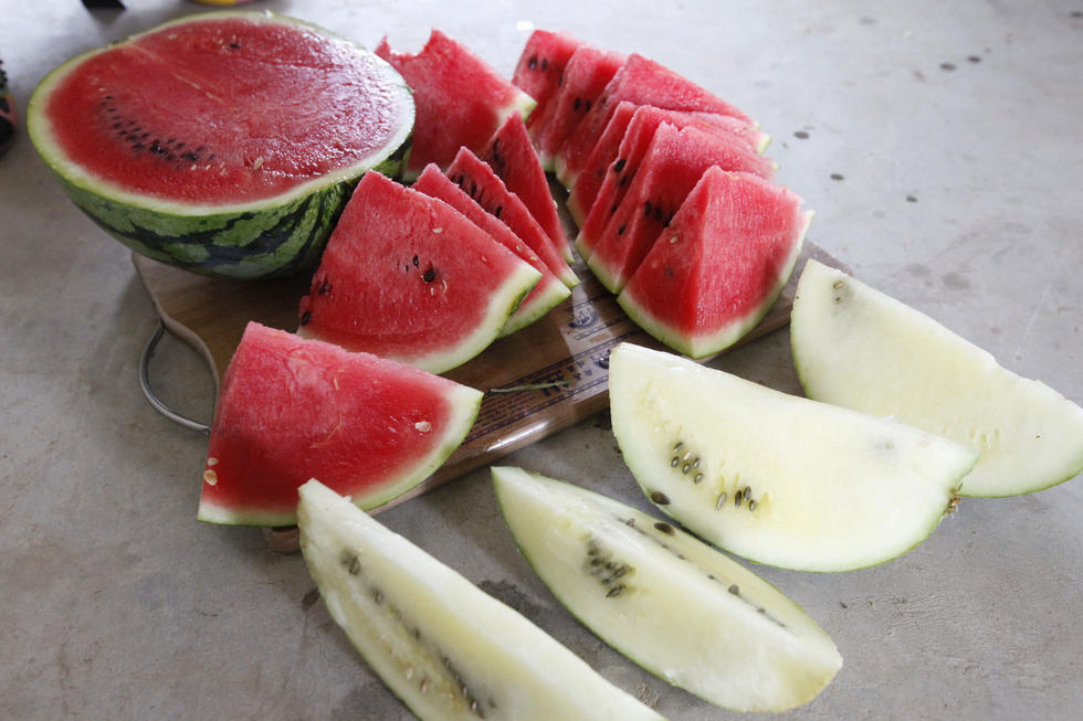 [视频]湖北农民种出奇葩西瓜 当球踢摔不破掰不开