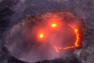 [视频]夏威夷火山会“微笑” 喷发岩浆吸引观光客