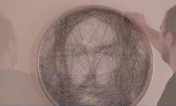 [视频]艺术家作画不用笔 1500米棉线画出唯美肖像