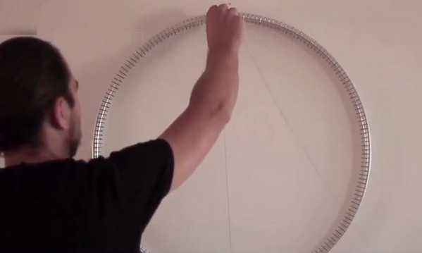 [视频]艺术家作画不用笔 1500米棉线画出唯美肖像