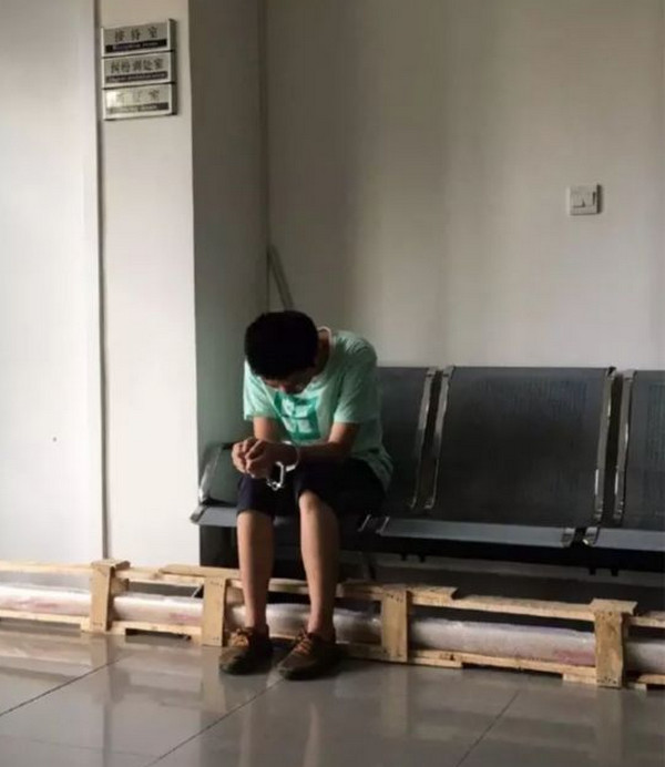 [视频]上海一女子轨交站台单手擒色狼 市民点赞