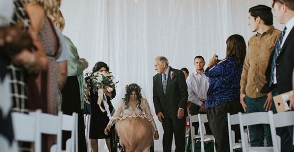 [视频]美国女子瘫痪8年 婚礼上奇迹站立