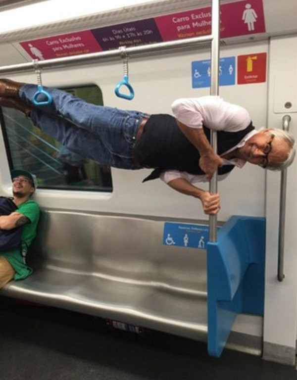 [视频]炫酷运动新体验 68岁老汉里约地铁秀 “人体旗帜”一展身手成网红