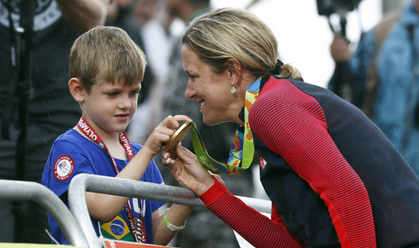 [视频]奥运赛场上的温情瞬间 一位43岁母亲的奥运三连冠