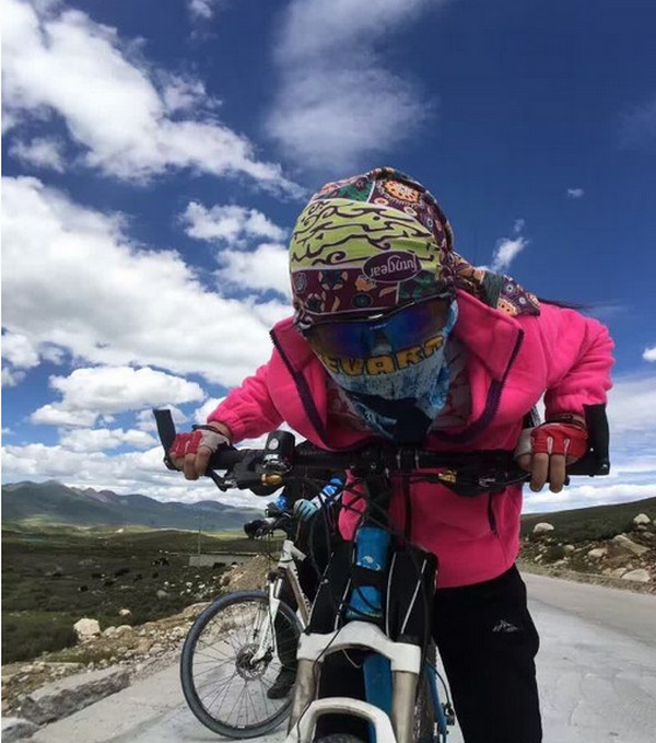 [视频]12岁女孩随爸爸完成川藏线骑行 26天骑2166公里