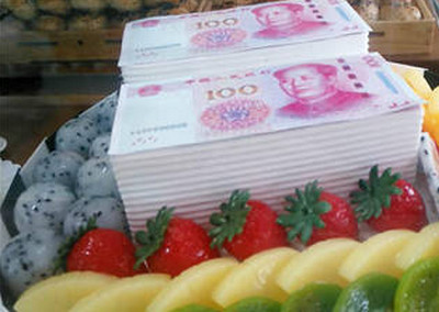 [视频]苏州：商家制作“人民币”蛋糕 律师称涉嫌违法