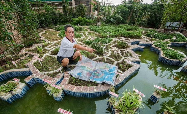 [视频]75岁退休教师在阳台建巨幅中国地图模型