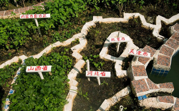 [视频]75岁退休教师在阳台建巨幅中国地图模型