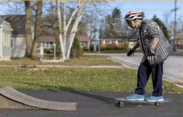 [视频]镜头下的老人：儿子给90多岁母亲拍的照片 温暖了世界