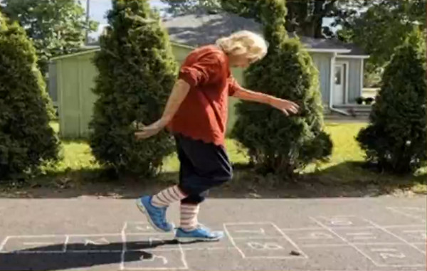 [视频]镜头下的老人：儿子给90多岁母亲拍的照片 温暖了世界