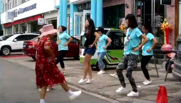 [视频]想跳就跳 大妈舞姿不逊年轻人