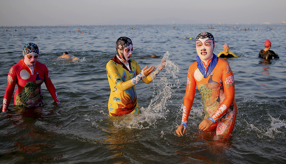 [视频] “脸基尼“6.0版：从单色脸罩到”超人式“花连体衣