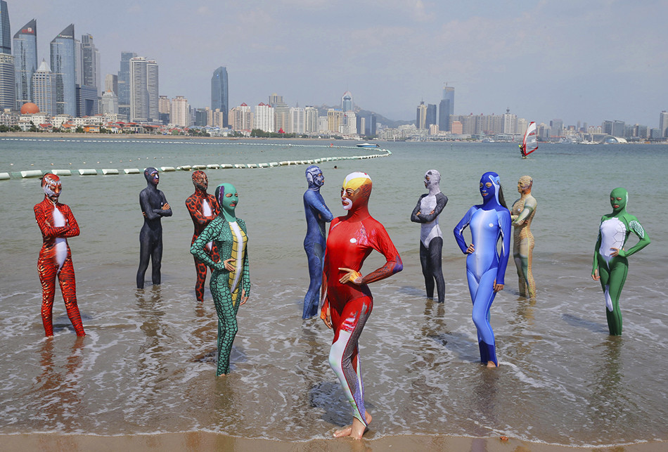 [视频] “脸基尼“6.0版：从单色脸罩到”超人式“花连体衣