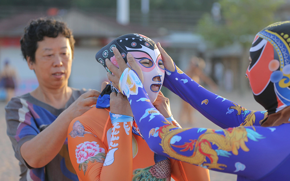 [视频] “脸基尼“6.0版：从单色脸罩到”超人式“花连体衣