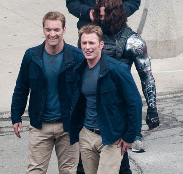 [视频]那些年演员与替身们的合照 看完瞬间凌乱