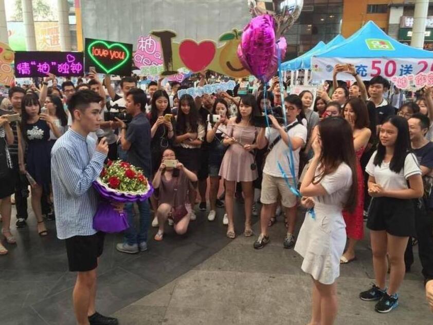 [视频]广州男生摆999个柚子表白被拒 柚子被哄抢