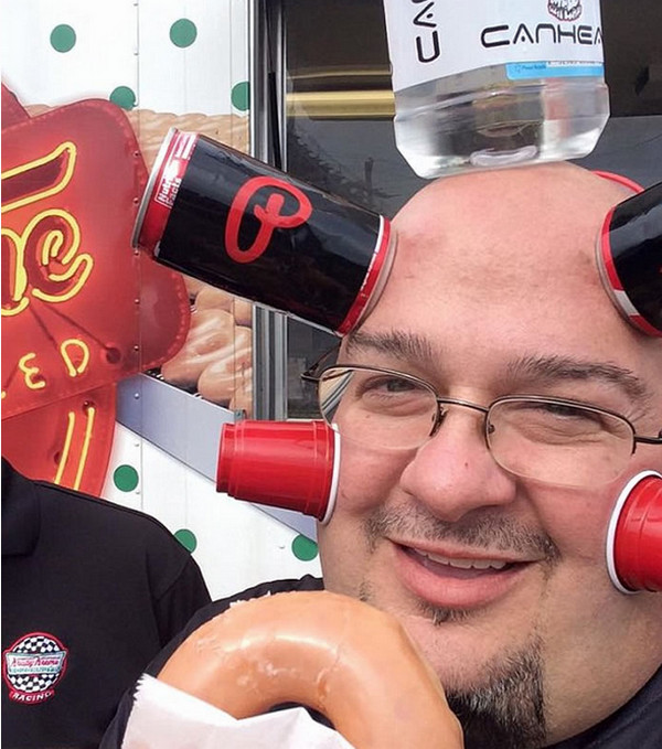 [视频]男子有“特异功能”头能吸住饮料瓶