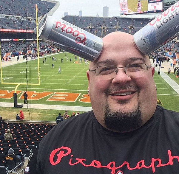 [视频]男子有“特异功能”头能吸住饮料瓶