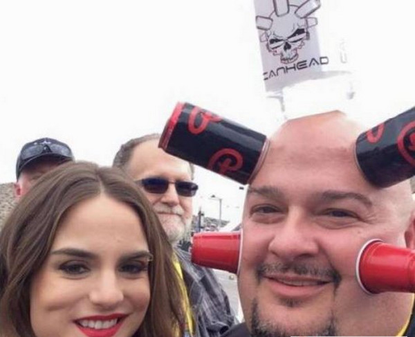 [视频]男子有“特异功能”头能吸住饮料瓶