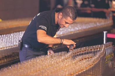 [视频]迪拜：推倒6000个多米诺酒杯 打破吉尼斯纪录