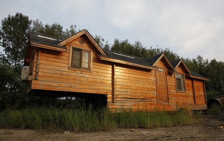 [视频]山东男子花10万造霸气别墅房车 网友:比买房便宜