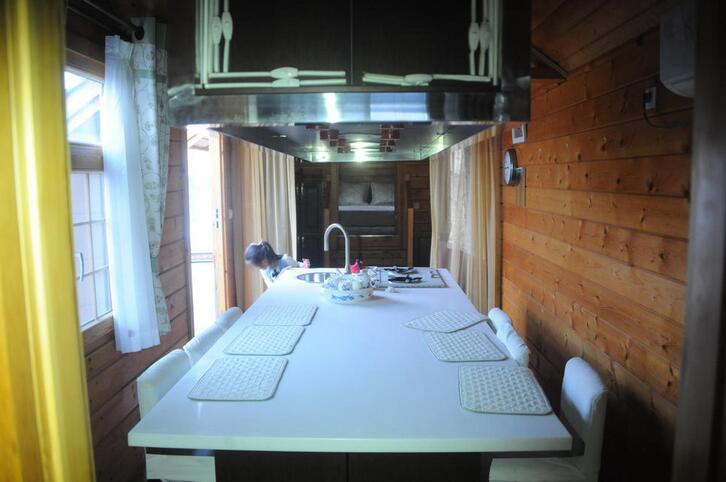 [视频]山东男子花10万造霸气别墅房车 网友:比买房便宜