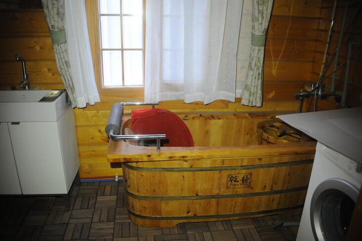 [视频]山东男子花10万造霸气别墅房车 网友:比买房便宜