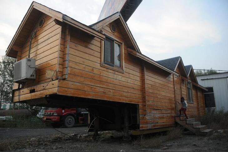 [视频]山东男子花10万造霸气别墅房车 网友:比买房便宜