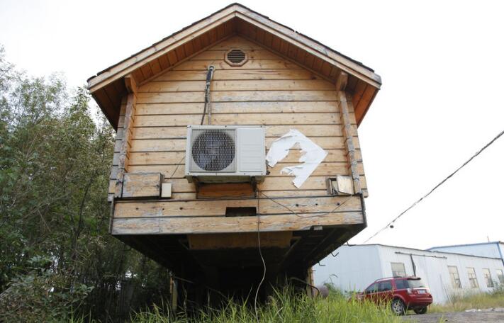 [视频]山东男子花10万造霸气别墅房车 网友:比买房便宜