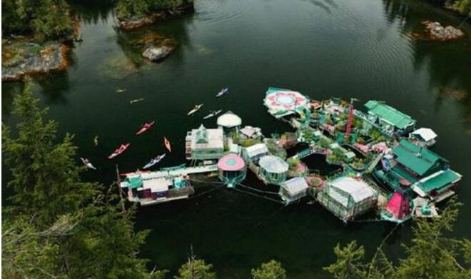 [视频]夫妻俩在孤岛建造450吨房子 住25年水上乐园