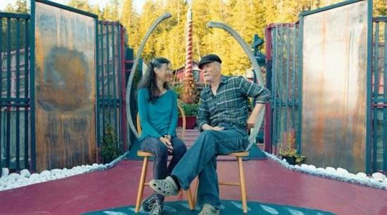 [视频]夫妻俩在孤岛建造450吨房子 住25年水上乐园