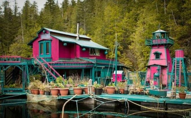 [视频]夫妻俩在孤岛建造450吨房子 住25年水上乐园