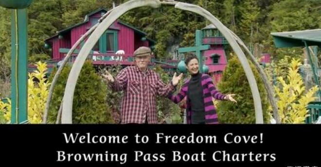 [视频]夫妻俩在孤岛建造450吨房子 住25年水上乐园