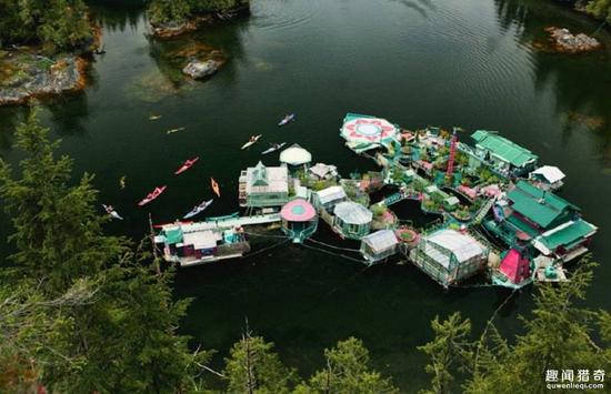 [视频]夫妻俩在孤岛建房子 住25年水上乐园